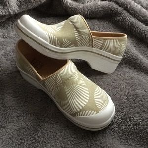 NWT Dansko Tan/Green